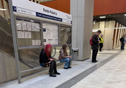Rondo Polsad i Rondo Młyńskie bez ławek. Gdzie mają usiąść osoby czekające na tramwaj?