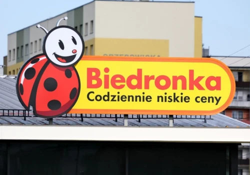 Biedronka odpala mocne promocje. Hity na Dzień Nauczyciela, kawa i masło za grosze