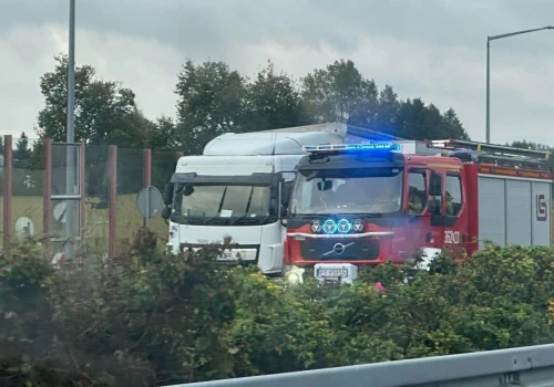 Stare Miasto. Ciężarówka uderzyła w bariery, jeden pas zablokowany