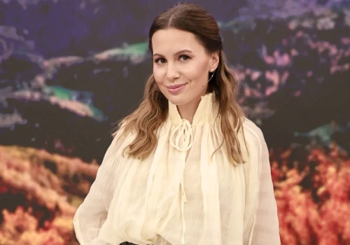 Takie spodnie optycznie wydłużają nogi. Stylizacja Agi Hyży to hit jesieni