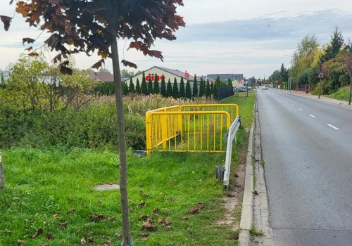 „Wystarczy źle postawiona stopa bądź chwila nieuwagi i dziecko ląduje na jezdni”