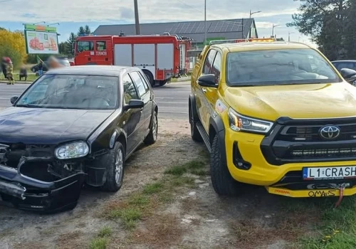 Zderzenie Skody i Volkswagena w Niedrzwicy Dużej. Na miejscu działały służby ratunkowe