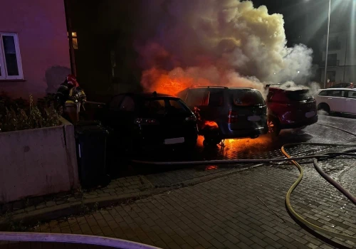 Pożar samochodów w Sulęcinie. Dwa auta spłonęły, uszkodzone zostały kolejne