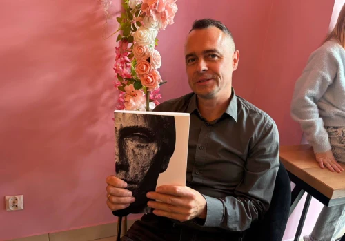 Słynny „pomnik Bielowej” bohaterem książki fotograficznej Wojtka Mazana. Dla wielu to podróż w przeszłość Ostrowca