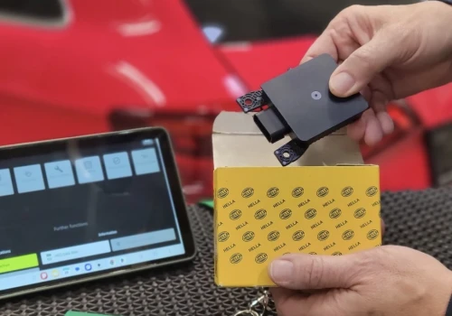 Czujnik radarowy 77 GHz od kuchni. Jak działa technologia niezbędna w systemach ADAS?