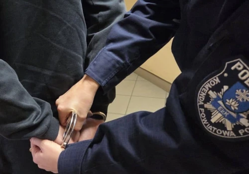 Grozili atakami na szkoły. Dwóch uczniów usłyszało zarzuty