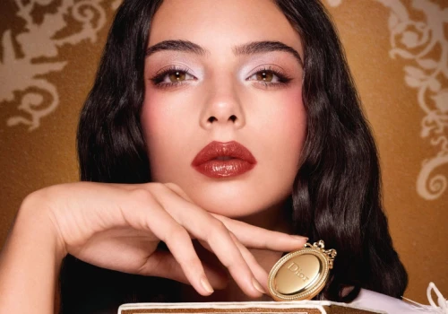 Makijaż jak dzieło haute joaillerie. Dior stworzył biżuteryjny balsam do ust inspirowany… krzesłem