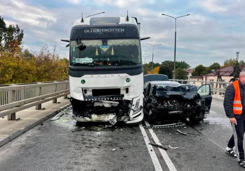 Czołówka na DW631 w Markach. Kierowcę Mercedesa uwalniali strażacy