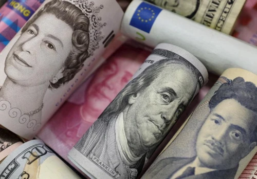 Funt wybił nowy okresowy szczyt i pozostaje wyjątkowo mocny. Złoty stabilny w innych parach