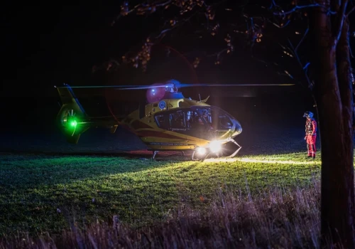 Dramatyczny wypadek na Sądecczyźnie! Glebogryzarka wciągnęła nogę 22-latka. Lądował śmigłowiec LPR
