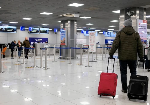Ci pasażerowie będą musieli pojawić się na lotnisku wcześniej. Ryanair wprowadza zmiany z bagażem