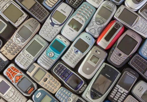 Kiedyś bateria telefonu trzymała tydzień. Za tym Polacy tęsknią najbardziej