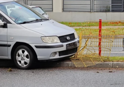 Pomyłka na skręcie z Księżnej Anny. Hyundai wylądował na barierkach