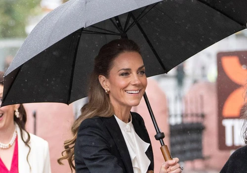 Tartan to jeden z modowych znaków rozpoznawczych księżnej Kate. Spódnica w kratę od Emilii Wickstead to modowy ukłon w stronę Irlandii