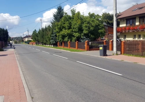 Dzieci przebiegają przez ruchliwą ulicę. Będzie nowe przejście dla pieszych na Morgach?