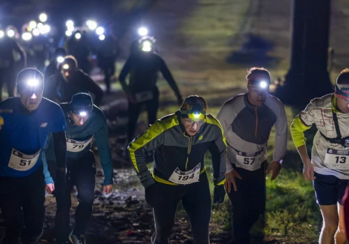 Nocny bieg na Dębowcu. Lasy rozświetlą czołówki uczestników