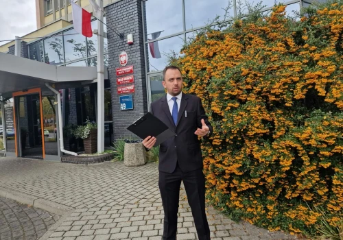 Parkingi dla deweloperów, sesje rady i zarobki dyrektorów. Konfederacja domaga się informacji od władz miasta