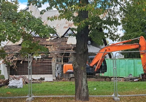Koniec pewnej epoki w Nowym Sączu! Ruszyła rozbiórka kultowego Zajazdu Sądeckiego