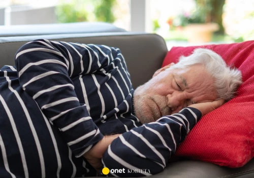 Seniorzy śpią krócej i budzą się wcześniej. Naukowcy wyjaśniają przyczyny zmian