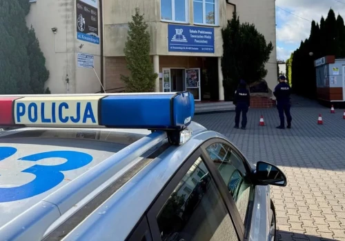 Patrole policji w placówkach oświatowych w Ciechanowie i okolicy