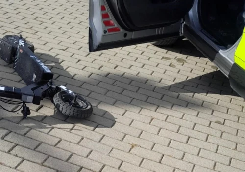 11-latek jechał hulajnogą elektryczną bez uprawnień. Matka dostała 1000 zł mandatu