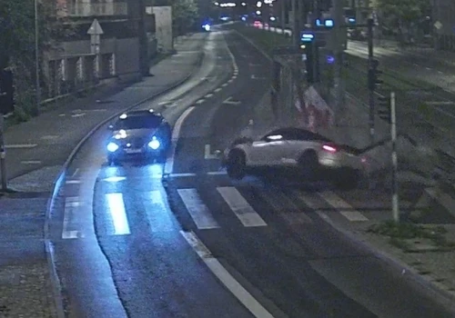 Rozbiła Audi przystanek tramwajowy i uciekła. 29-latka zatrzymana kilkanaście godzin później