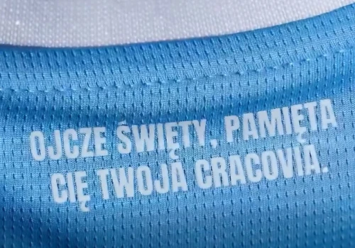 Cracovia upamiętni Jana Pawła II. Specjalne koszulki na mecz z Legią