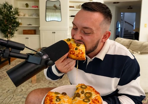 Puste kartony po pizzy Książula sprzedawane na Vinted