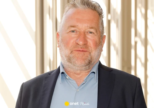 60-letni Rafał Sonik pokazał się z dużo młodszą ukochaną. Niedawno znów został ojcem