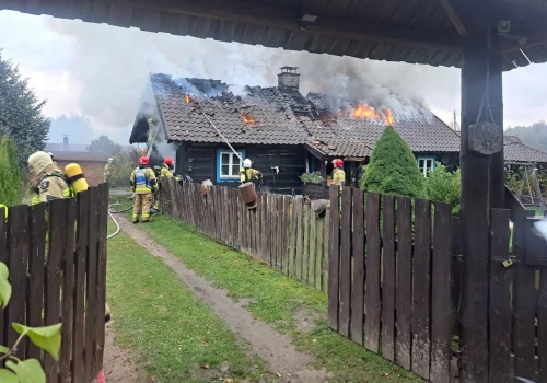 Pożar domu pod Olsztynem. W akcji 11 zastępów straży pożarnej