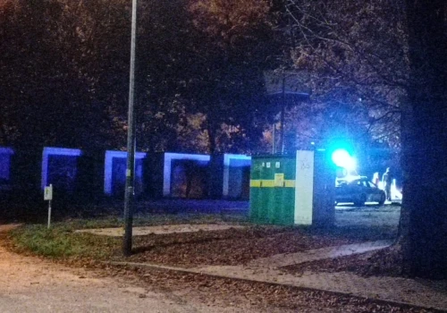 Przyjechał podziwiać zabytkowy pociąg. Nocujący na skwerze 50-latek został uderzony kamieniem w twarz