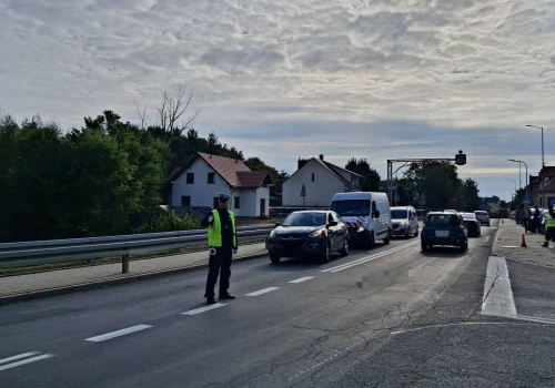 Wypadek autobusu i osobówki na DK9. Droga w stronę Rzeszowa zablokowana, dwie osoby ranne