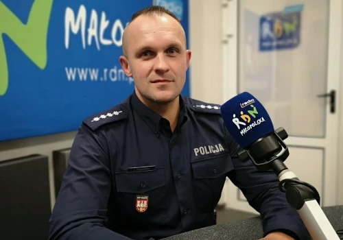 Policja przy szkołach także w kolejnych dniach. 'Nie panikować, ale reagować’