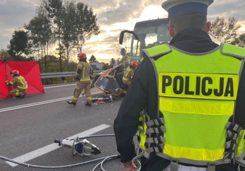 Tragiczny wypadek na DK9. Dwie osoby zginęły po zderzeniu z autobusem