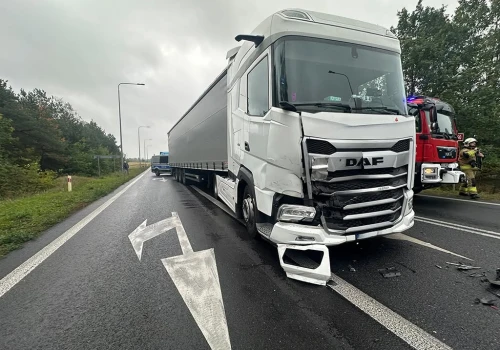 Niebezpieczna doba na DK50. Trzy pojazdy zderzyły się w Kamionie Poduchownym, w Młodzieszynku jedna osoba trafiła do szpitala