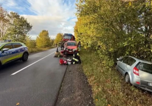 Wpadła samochodem w drzewa w Sławęcinie. Kobieta jest w szpitalu