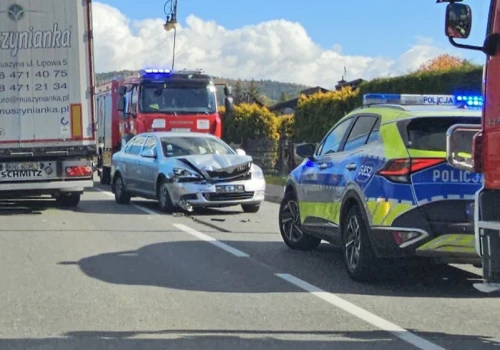 O krok od tragedii na Sądecczyźnie? Samochód wjechał na tory po kolizji