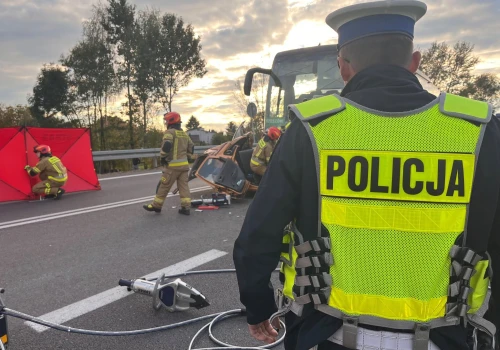 Tragiczny finał zderzenia na DK9. Dwie kobiety zginęły w wypadku z autobusem. Trasa zablokowana