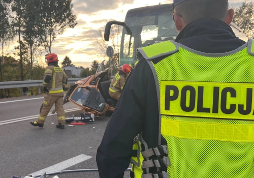 Zderzenie Opla z autobusem. Nie żyją dwie osoby