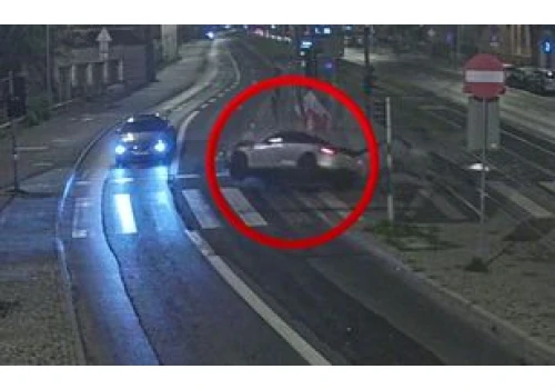 Uderzyła w przystanek i uciekła. Szybka akcja policji