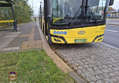 Audi zderzyło się z elektrycznym autobusem w Tychach. Dziecko trafiło pod opiekę ratowników