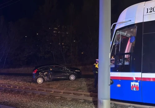 Zderzenie samochodu i tramwaju w Fordonie. Jedna osoba ranna