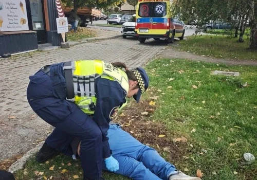 Leżał na ulicy z rozbitą głową. Strażniczki miejskie ruszyły z pomocą