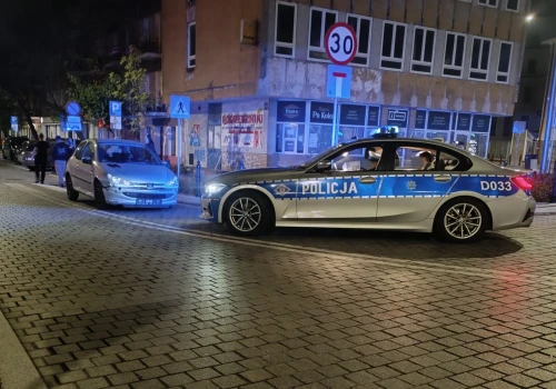 Pijany kierowca wjechał w zaparkowane auta.