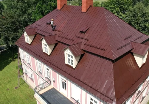 Malowanie konstrukcji stalowych, betonowych i drewnianych – hala ma pracować, a nie stać w remoncie
