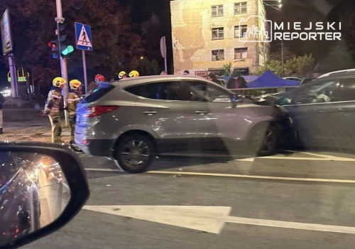 Hyundai zjechał pod prąd i uderzył w kolejne auta. Kierowca w szpitalu