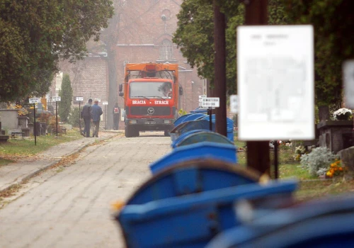 Nawet 5 tys. zł kary na cmentarzu. Przed 1 listopada uważaj na nowe pojemniki