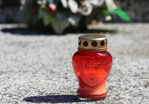 Mech i chwasty wokół grobu? Ten domowy sposób może pomóc