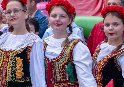 Wyciągnijcie z szaf meloniki i szale. Ruszyły zgłoszenia do Kawiarenki Piosenki Polskiej