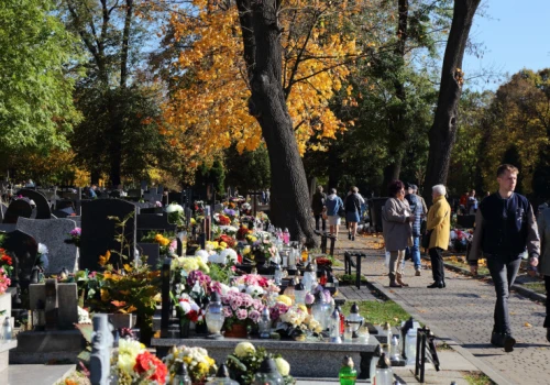 Uważaj, co wyrzucasz na cmentarzu. Za ten odpad grozi nawet 5000 zł
